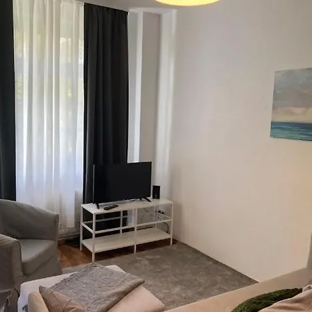 Große Zwei Zimmer Mit Balkon *