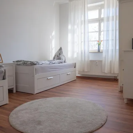 Große Zwei Zimmer Mit Balkon