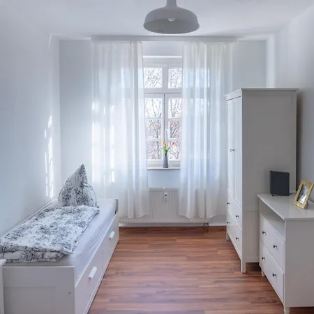 Große Zwei Zimmer Mit Balkon *