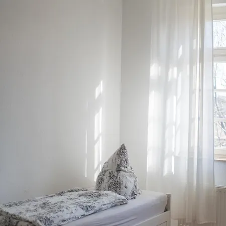 Große Zwei Zimmer Mit Balkon Apartment