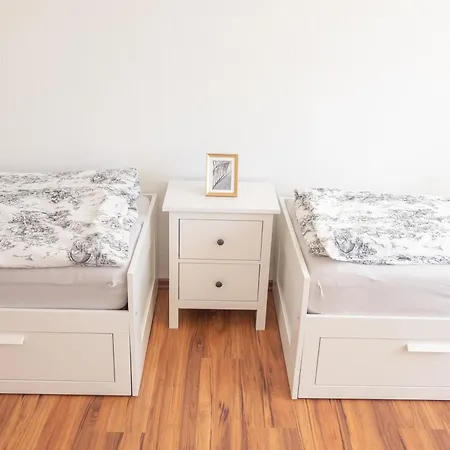 Grosse Zwei Zimmer Mit Balkon لبسيا