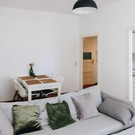 Grosse Zwei Zimmer Mit Balkon لبسيا