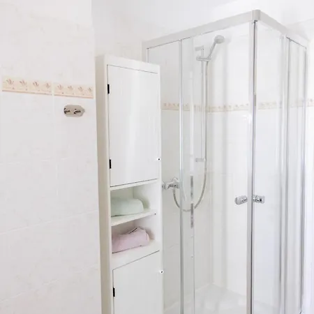 Grosse Zwei Zimmer Mit Balkon *